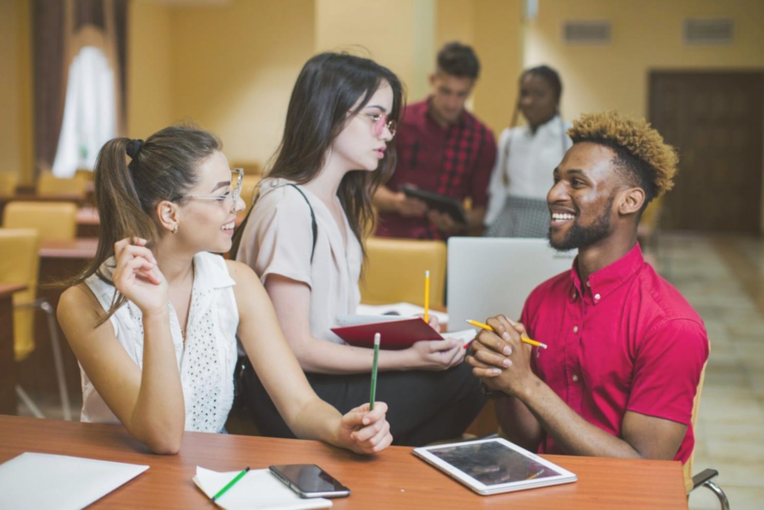 Workspace con múltiples monitores mostrando consultas SQL y diagramas de bases de datos