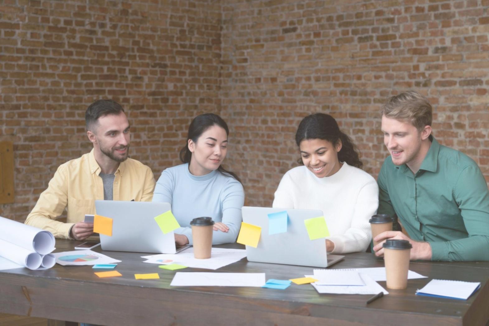 Estudiantes analizando diagramas de relaciones entre tablas en sesión colaborativa