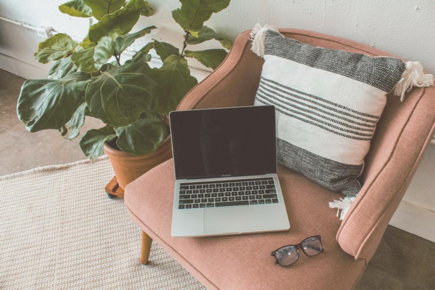 Sesión práctica de programación SQL con estudiantes trabajando en consultas de bases de datos