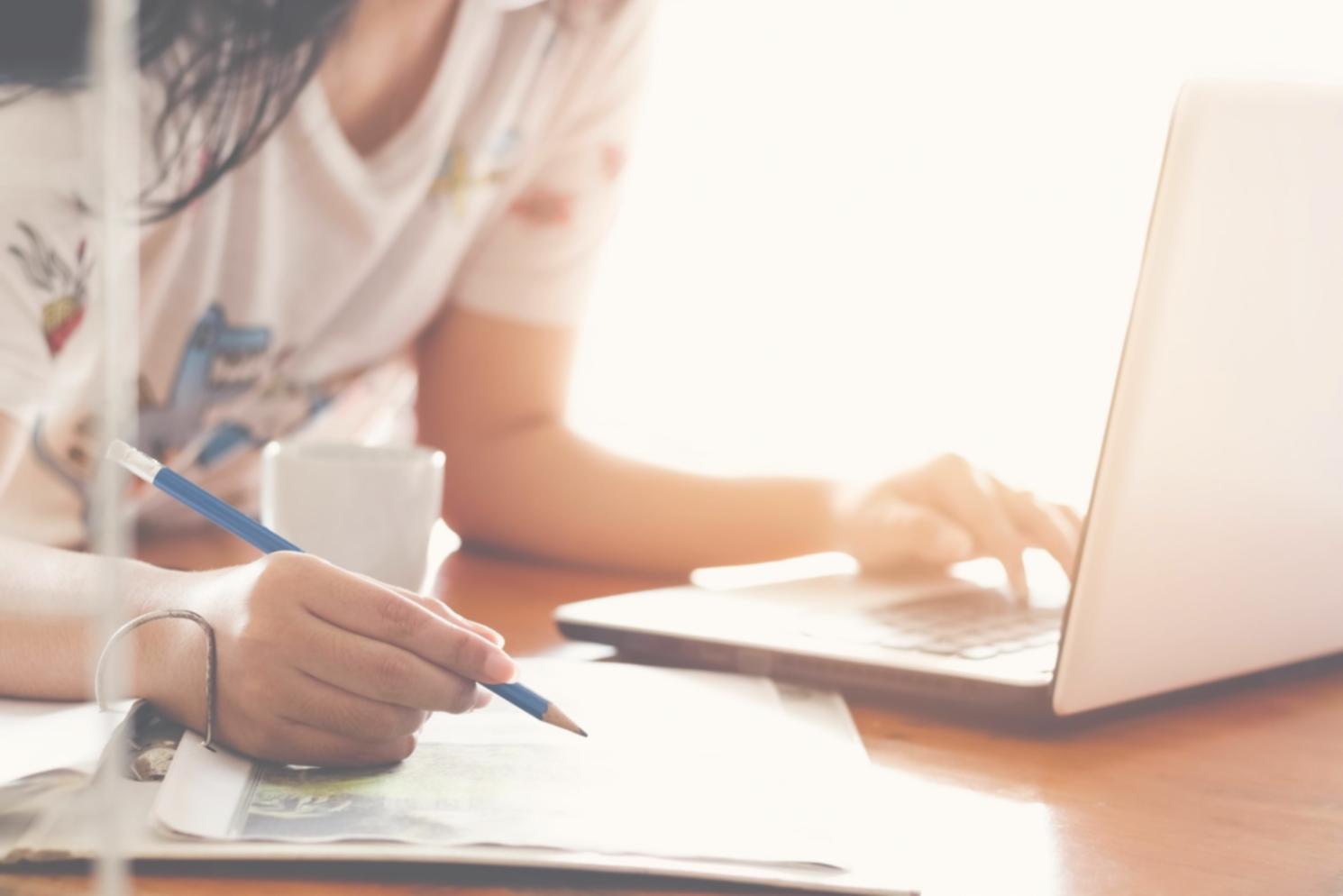 Estudiantes colaborando en ejercicios prácticos de SQL durante una sesión de aprendizaje